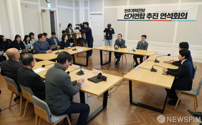 [서울=뉴스핌] 이형석 기자 = 민주개혁진보 선거연합 추진 연석회의가 13일 오후 서울 여의도 국회에서 열렸다. 이날 연석회의에는 박홍근 더불어민주당 민주연합추진단장, 윤희숙 진보당 상임대표, 용혜인 새진보연합 상임대표, 조성우·박성운·진영종 연합정치시민회의 공동운영위원장이 참석했다. 2024.02.13 leehs@newspim.com