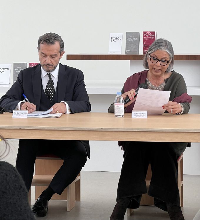 [서울 뉴스핌] 솔올미술관을 찾은 루치오 폰타나 재단의 루카 마시모 바르베로(왼쪽) 교수와 실비아 아르데마니 이사장. [사진=이영란 기자]  2024.02.20 art29@newspim.com