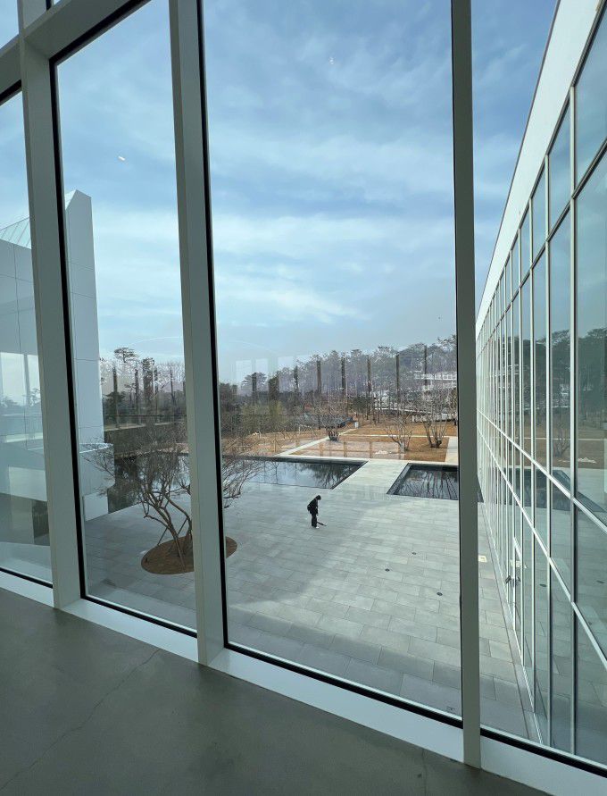 [서울 뉴스핌] 미술관 내부에서 멀리 산맥도 보이고, 소나무 정원도 보이는 강릉의 솔올미술관. 공원이 미술관과 연결돼 있어 전시 관람 후 자연을 거닐며 힐링의 시간을 가질 수 있다. [사진= 이영란 기자]  2024.02.20 art29@newspim.com