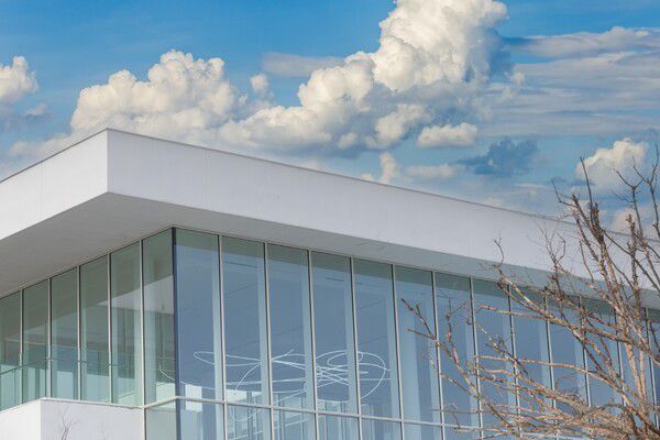 [서울 뉴스핌]이영란 기자= 백색 노출콘크리트와 알루미늄 커튼월, 유리로 이뤄진 순백색의 강릉 솔올미술관. 마이어 파트너스의 작품이다. [사진=솔올미술관] 2024.02.20 art29@newspim.com