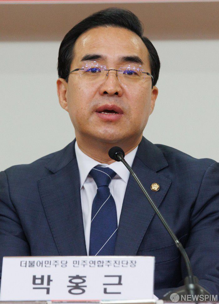 [서울=뉴스핌] 윤창빈 기자 = 박홍근 더불어민주당 민주연합추진단장이 21일 오전 서울 여의도 국회 의원회관에서 열린 민주개혁진보 선거연합 합의 서명식에서 인사말을 하고 있다. 2024.02.21 pangbin@newspim.com