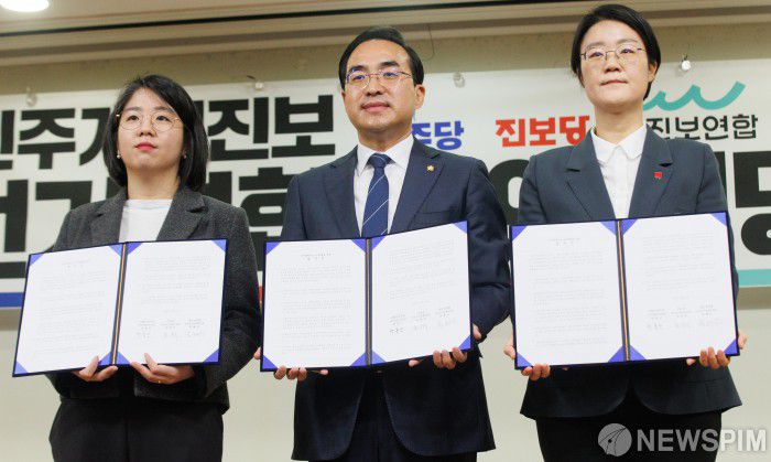 [서울=뉴스핌] 윤창빈 기자 = 용혜인 새진보연합 상임선거대책위원장, 박홍근 더불어민주당 민주연합추진단장, 윤희숙 진보당 상임선거대책위원장이 21일 오전 서울 여의도 국회 의원회관에서 열린 민주개혁진보 선거연합 합의 서명식에서 합의문에 서명을 마치고 기념촬영을 하고 있다. 2024.02.21 pangbin@newspim.com