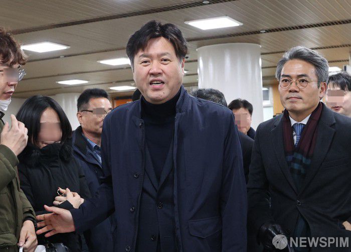 [서울=뉴스핌] 이호형 기자 = 김용 전 민주연구원 부원장이 지난해 11월 30일 오후 서초구 서울중앙지방법원에서 열린 '정치자금법위반 등 혐의'에 대한 1심 선고공판에 출석하고 있다. 이날 법원은 김 전 부원장에게 징역 5년과 벌금 7천만 원을 선고하고 법정 구속했다. 2023.11.30 leemario@newspim.com