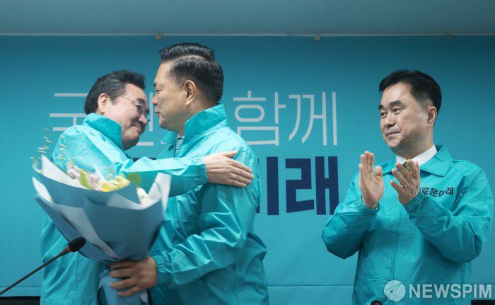 [서울=뉴스핌] 더불어민주당을 탈당한 박영순 의원이 28일 오전 서울 여의도 새로운미래 당사에서 열린 입당환영식에서 당복을 입고 이낙연 대표와 포옹을 하고 있다. [사진=새로운미래] 2024.02.28 photo@newspim.com