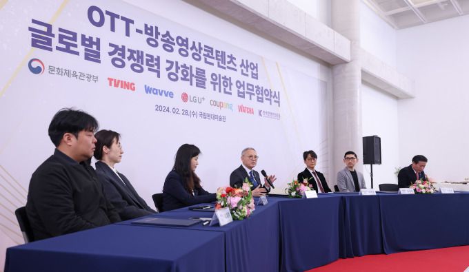 [서울=뉴스핌] 이지은 기자 = 유인촌 문화체육관광부 장관이 28일 서울 종로구 국립현대미술관 서울관에서 열린 온라인동영상서비스(OTT)-방송영상콘텐츠 산업 글로벌 경쟁력 강화를 위한 업무협약식에서 참석자와 인사를 나누고 있다. [사진=문체부] 2024.02.28 alice09@newspim.com