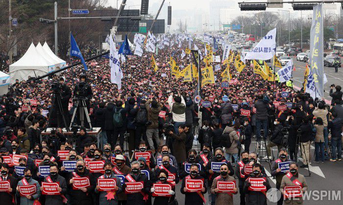 [서울=뉴스핌] 정일구 기자 = 3일 오후 서울 영등포구 여의대로에서 대한의사협회 주최로 열린 의대정원 증원 및 필수의료 패키지 저지를 위한 전국의사 총궐기대회에서 참가자들이 구호를 외치고 있다. 2024.03.03 mironj19@newspim.com