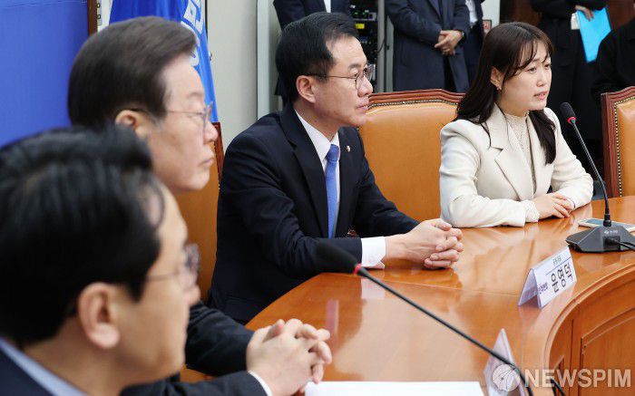 [서울=뉴스핌] 이형석 기자 = 백승아 더불어민주연합당 공동대표가 5일 오전 서울 여의도 국회에서 이재명 더불어민주당 대표를 만나 인사말을 하고 있다. 2024.03.05 leehs@newspim.com