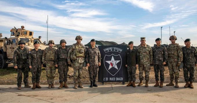 윌러드 벌러슨(왼쪽 여덟번째) 주한 미 8군사령관이 2023년 11월 박안수(여섯번째) 육군참모총장, 강신철 (일곱번째) 한미연합사 부사령관 등과 함께 한미 군사동맹의 상징인 한미연합사단(주한 미 2사단) 훈련장을 찾아 기념사진을 찍고 있다. [사진=8군사령부]