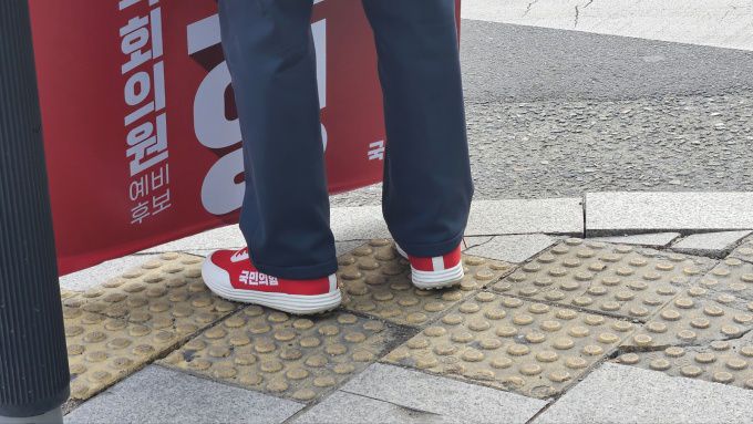 [대구=뉴스핌] 박서영 기자 = 주호영 국민의힘 의원이 대구 수성구 수성구청역 인근에서 출근길 인사를 하고 있다. 2024.03.14 seo00@newspim.com