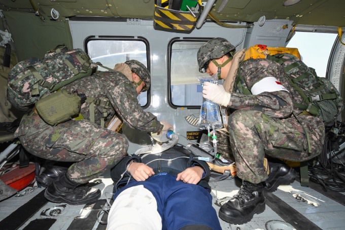[서울=뉴스핌] 박성준 기자 = 13일 자유의 방패(FS) 연습 일환으로 진행된 전시 한미 연합 의무지원훈련에서 해군 해상기동헬기(UH-60)로 이동한 해군 2함대 군 의료진이 덕적도에서 발생한 외상환자를 응급조치 하고 있다. [사진=해군 제공] 2024.03.14 parksj@newspim.com