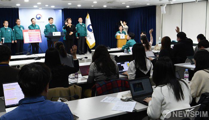 [서울=뉴스핌] 김학선 기자 = 이주호 부총리 겸 교육부 장관이 20일 서울 종로구 정부서울청사에서 의과대학 정원 증원 관련 발표를 마치고 취재진의 질문을 받고 있다. 2024.03.20 yooksa@newspim.com