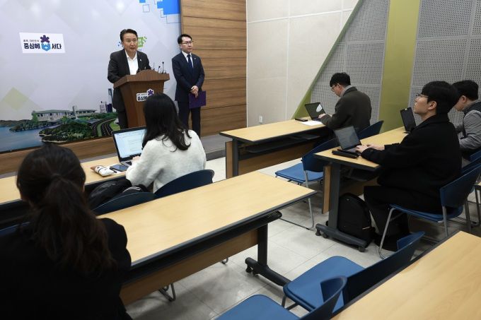 20일 김영환 충북지사가 도청 브리핑실에서 충북지역 의대 정원 211명 배정과 관련해 입장을 밝히고 있다.  [사진 = 충북도] 2024.03.20 baek3413@newspim.com