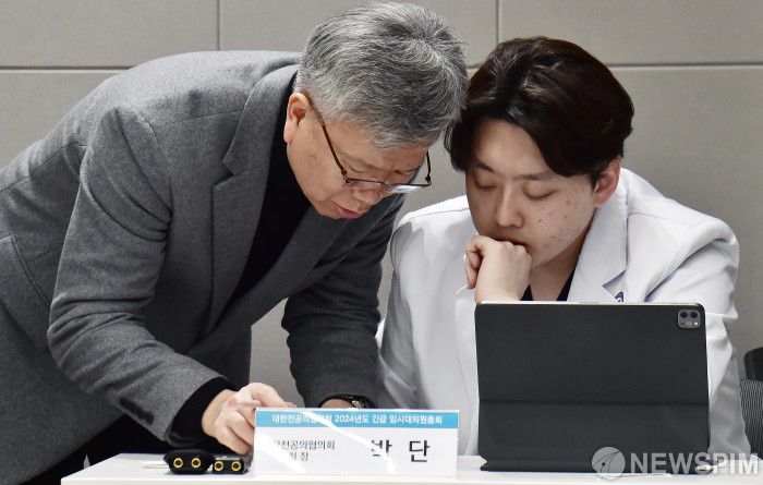 [서울=뉴스핌] 정일구 기자 = 김택우 대한의사협회 비상대책위원장(왼쪽)과 박단 대한전공의협의회 회장이 20일 서울 용산구 대한의사협회에서 열린 대한전공의협의회 2024년도 긴급 임시대의원총회에 참석해 대화를 나누고 있다. 2024.02.20 mironj19@newspim.com