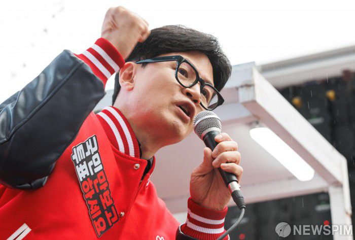 [원주=뉴스핌] 윤창빈 기자 = 한동훈 국민의힘 비상대책위원장 겸 총괄선대위원장이 3일 오후 강원도 원주 롯데시네마 인근에서 열린 집중유세에서 김완섭, 박정하 후보의 지지를 호소하고 있다. 2024.04.03 pangbin@newspim.com