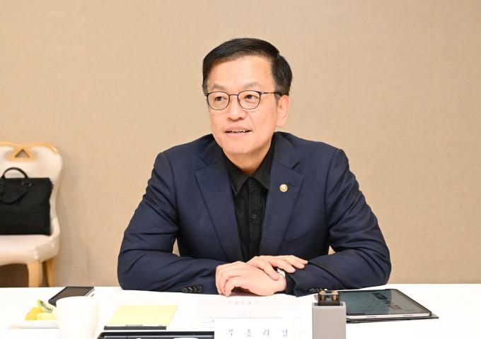 최상목 부총리 겸 기획재정부 장관이 3일 정부서울청사에서 주요 투자은행(IB) 및 연구기관 거시경제 전문가들과 간담회를 주재하고 있다 [사진=기획재정부] 2024.04.03 plum@newspim.com