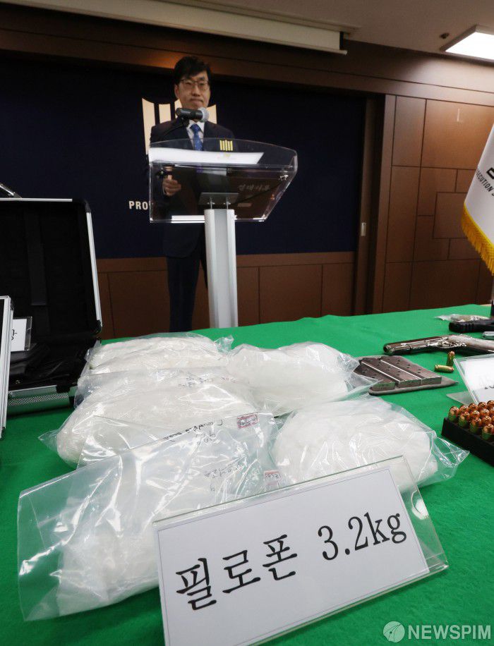 [서울=뉴스핌] 황준선 기자 = 지난 2023년 4월 10일 오전 서울 서초구 서울중앙지방검찰청에서 필로폰과 총기 등을 이삿짐으로 위장해 국내로 몰래 들여온 밀수사범에게 압수한 8억원 상당의 필로폰 3.2kg(10만명 동시 투약분)과 45구경 권총 1정, 실탄 50발, 모의권총 6정이 공개되고 있다. 2023.04.10 hwang@newspim.com