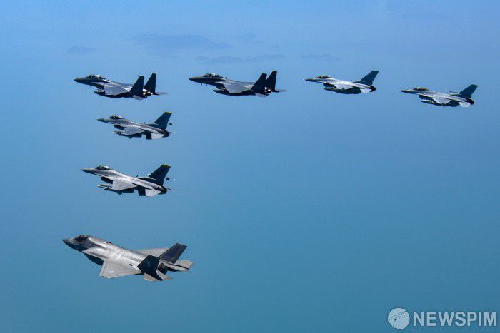 [서울=뉴스핌]한미 전투기들이 지난 18일 서해 상공에서 함께 임무를 수행하고 있다. 비행편대는 왼쪽부터 美해병대 F-35B 1기, 美공군 F-16 2기, 韓공군 F-15K 2기, 韓공군 F-16 2기.한미공군은 지난 12일부터 26일까지 최대규모의 연합공중훈련인 연합편대군 종합훈련을 군산기지에서 실시하고 있다.[사진= 공군  ] 2024.04.19  photo@newspim.com