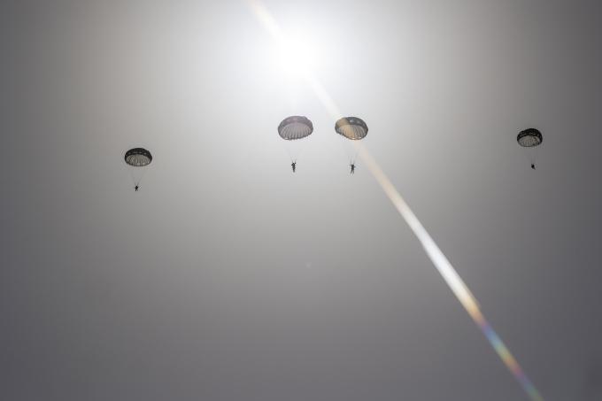 [서울=뉴스핌] 박성준 기자  = 18일 한미 특전대원들이 오산비행장에서 연합공중침투훈련 간 강하를 실시하고 있다. [사진=육군 제공] 2024.04.19 parksj@newspim.com