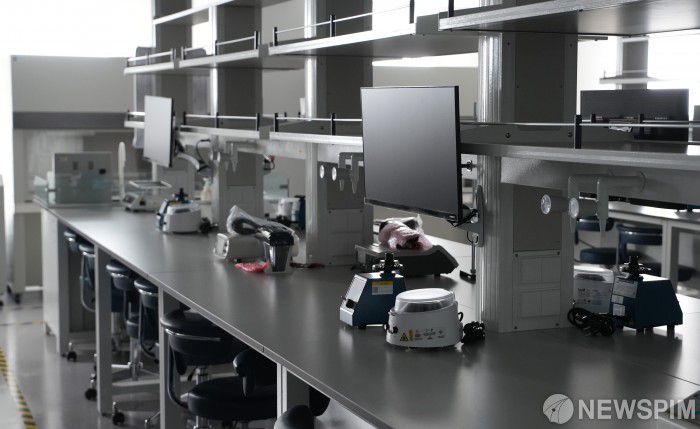 [서울=뉴스핌] 최지환 기자 = 정부의 의대증원에 반발해 의대생 수업거부가 이어지면서 집단유급 우려가 커지는 가운데 13일 오후 서울의 한 의과대학 실습실이 텅 비어 있다. 정부는 오늘(13일) 오후 6시를 시한으로 대한의과대학·의학전문대학원학생협회에 대화를 제의했다. 2024.03.13 choipix16@newspim.com