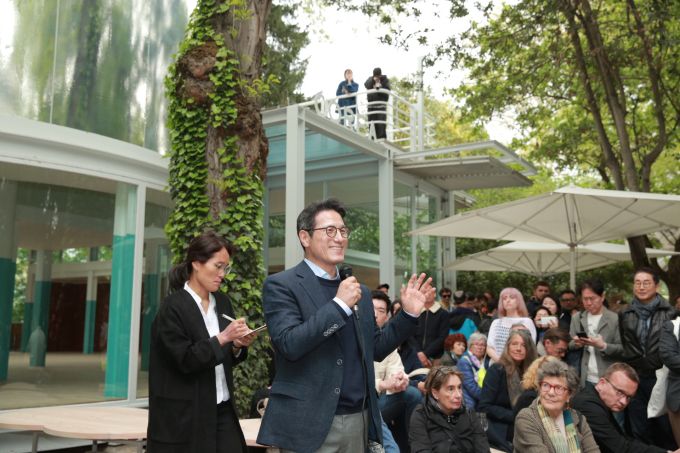 베니스 비엔날레 한국관 30주년 기념 특별전시에 참석한 한국문화예술위원회 정병국 위원장.  [사진=한국문화예술위원회]
