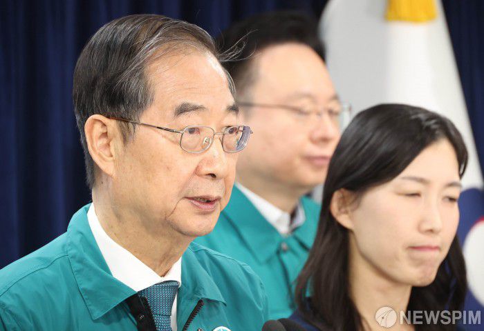 [서울=뉴스핌] 김학선 기자 = 한덕수 국무총리가 19일 정부서울청사에서 열린 의과대학 증원 관련 특별 브리핑에서 거점국립대 총장들이 건의한 의대정원 조정 건의에 대한 정부의 입장을 설명하고 있다. 2024.04.19 yooksa@newspim.com