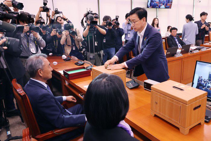 [서울=뉴스핌] 이형석 기자 = 위성곤 더불어민주당 의원이 18일 오전 서울 여의도 국회에서 열린 농림축산식품해양수산위원회 전체회의에서 양곡관리법 일부개정법률안(대안)에 대한 본회의 부의 요구의 건 등 관련 투표를 하고 있다. 2024.04.18 leehs@newspim.com