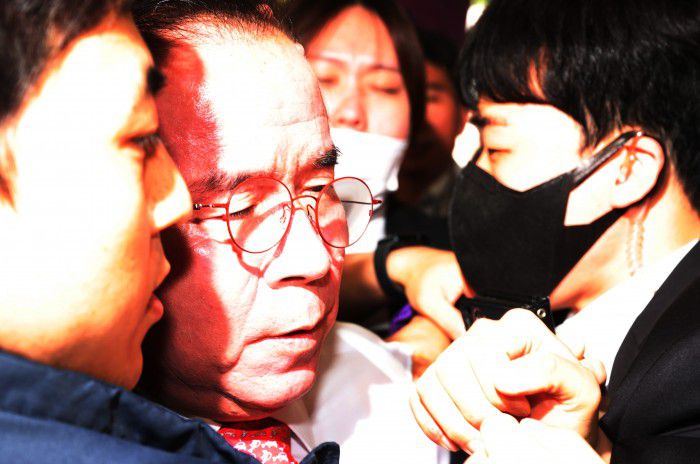 [서울=뉴스핌] 이호형 기자 = '이태원참사' 부실 대응 혐의를 받고 있는 김광호 전 서울경찰청장이 22일 오후 서울 마포구 서부지법에 열린 첫 공판기일에 출석하기 전 이태원 참사 유가족협의회 회원들의 강한 항의를 받고 있다. 2024.04.22 leemario@newspim.com