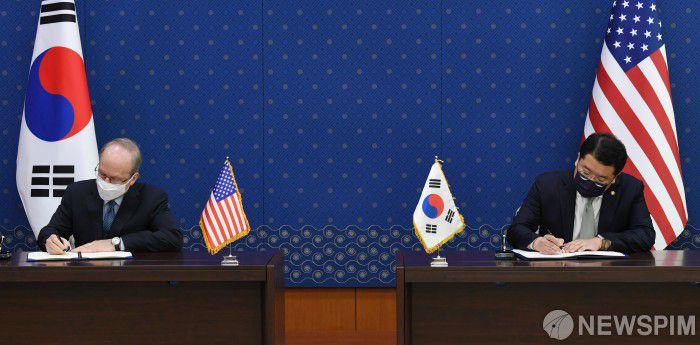 [서울=뉴스핌] 김학선 기자 = 최종건 외교부 1차관(오른쪽)과 로버트 랩슨 주한미국대사 대리가 2021년 4월 8일 서울 세종대로 외교부 청사에서 열린 한미 방위비분담금특별협정 서명식에서 서명을 하고 있다. 2021.04.08 yooksa@newspim.com