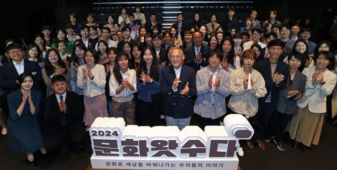 [서울=뉴스핌] 양진영 기자 = 유인촌 문화체육관광부 장관이 24일 세종시 박연문화관에서 열린 2024 문화체육관광 정책 이야기 '문화왓수다'에서 문체부 직원, 문체부 청년인턴, 출입기자단을 만나 취임 6개월을 맞아 정책 현장에서 느낀 소회와 문화정책의 나아갈 방향에 대해 의견을 나눈 뒤 기념촬영을 하고 있다. [사진=문화체육관광부] 2024.04.24 jyyang@newspim.com