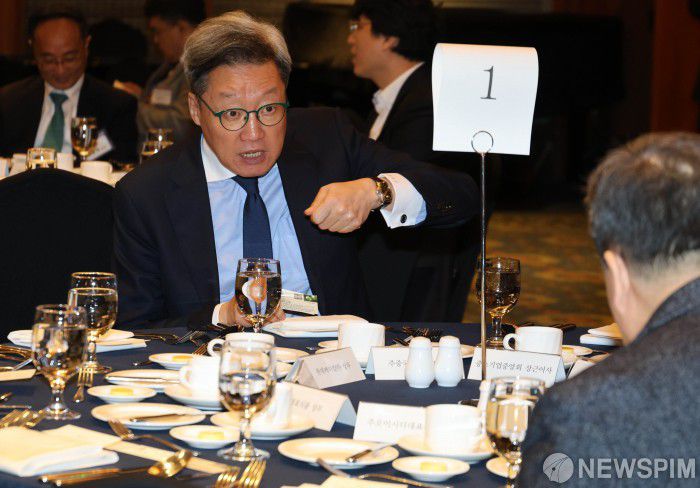 [서울=뉴스핌] 양윤모 기자 = 최근 직원 '갑질' 논란으로 내부 감사를 받는 정재호 주중대사가  25일 오후 서울 중구 롯데호텔에서 열린 재외공관장-경제5단체 오찬 간담회에서 관계자와 대화하고 있다. 이자리에는 조태열 외교부 장관,윤진식 한국무역협회 회장,최진식 한국중견기업연합회 회장,김창범 한국경제인협회 상근부회장,박일준 대한상공회의소 부회장,조현동 주미국대사,이도훈 주러시아대사,이상덕 주인도네시아대사,민은홍 동원산업 대표이사,최명배 엑스콘 회장등 각국 대사들과 기업체 관계자들이 참석했다.2024.04.25 yym58@newspim.com