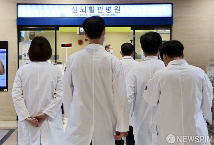 [서울=뉴스핌] 최지환 기자 = 의사와 정부간 갈등이 심화되는 25일 오후 서울의 한 대학병원에서 의료진이 이동하고 있다. 전국의과대학교수협의회는 이날 의대 교수의 사직과 주 52시간 근무, 외래진료 축소를 예정대로 시행할 것이라고 밝혔다. 2024.03.25 choipix16@newspim.com