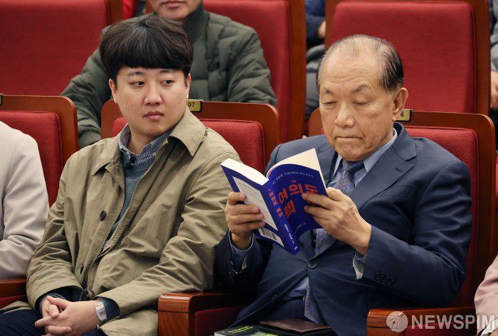 [서울=뉴스핌] 이형석 기자 = 이준석 국민의힘 전 대표가 20일 오후 서울 여의도 국회 도서관에서 열린 하태경 의원 출판기념회에서 책을 읽는 황우여 전 새누리당 대표를 바라보고 있다. 2023.11.20 leehs@newspim.com