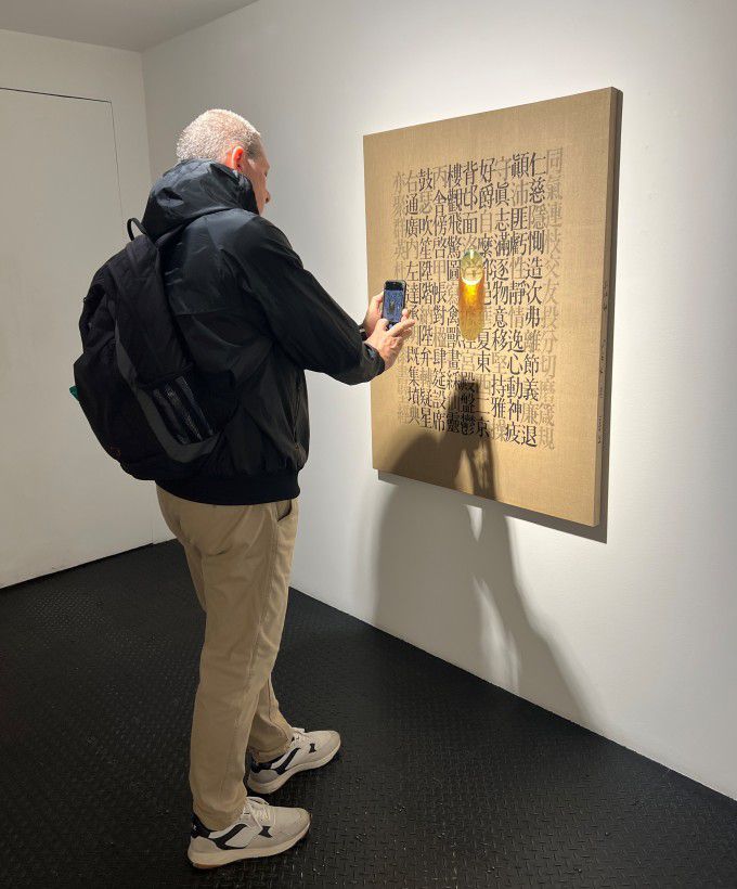 [서울=뉴스핌] 김창열의 작품 '회귀'를 휴대폰에 담고 있는 외국 관람객사진=이영란 미술전문기자= 2024.04.30 art29@newspim.com