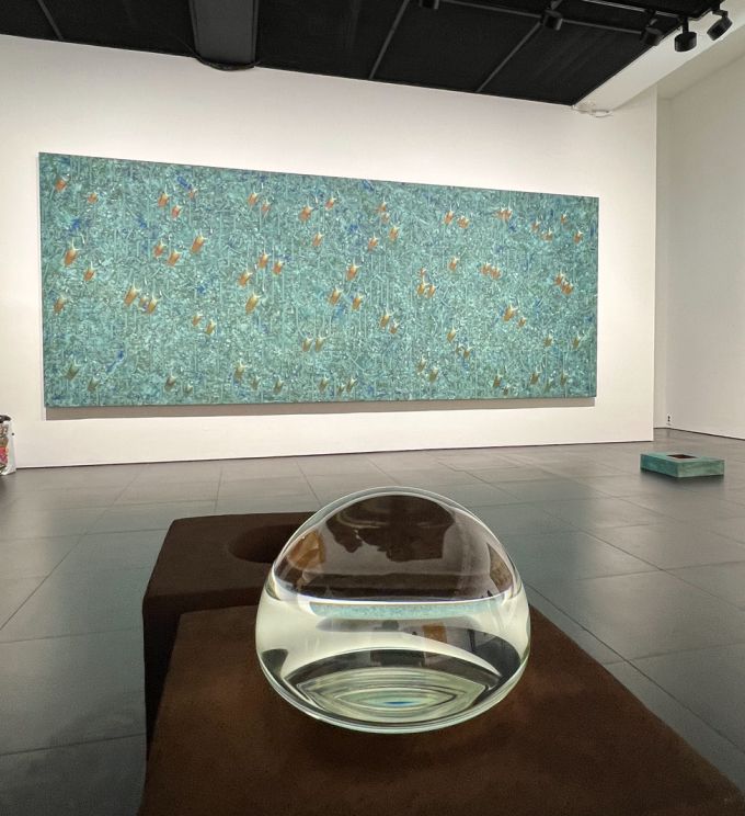 [서울=뉴스핌]이영란 편집위원/미술전문기자= 김창열 화백의 '물방울' 유리 입체작품 '의식'.1993, 2024.04.25 art29@newspim.com