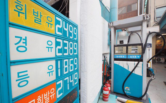[서울=뉴스핌] 윤창빈 기자 = 국내 주유소 기름값이 4주째 오름세를 이어가고 있다. 24일 한국석유공가 유가정보시스템 오피넷에 따르면, 2월 셋째 주 전국 주유소의 휘발유 평균 판매가는 직전 주보다 리터 당 17.6원 오른 1627.5원이다. 사진은 이날 서울의 한 주유소의 모습. 2024.02.24 pangbin@newspim.com