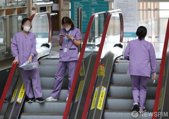 [서울=뉴스핌] 최지환 기자 = 정부가 전공의에 제시한 의료현장 복귀시한인 29일 서울의 한 대학병원에서 의료진이 이동하고 있다.  2024.02.29 choipix16@newspim.com