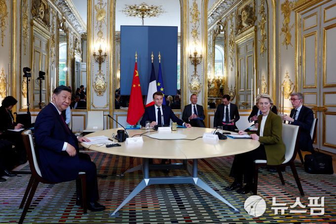 지난 6일(현지시간) 프랑스 파리 엘리제궁에서 에마뉘엘 마크롱 프랑스 대통령(중), 우르줄라 폰데어라이엔 유럽연합(EU) 집행위원장(우)과 3자 회담하는 시진핑 중국 국가주석. [사진=로이터 뉴스핌]