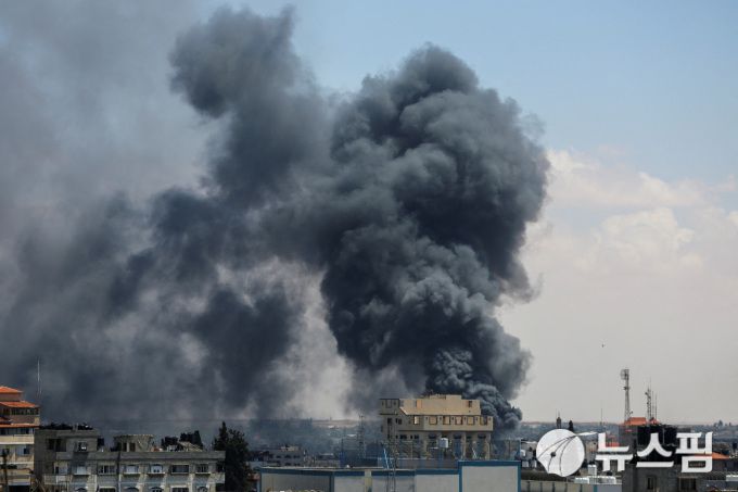 이스라엘군이 7일(현지시간) 가자지구 라파 동부에서 지상 및 공중 작전을 펼치고 있다.[사진=로이터 뉴스핌]2024.05.08 mj72284@newspim.com