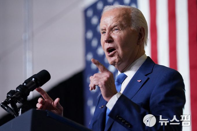 지난 8일(현지시간) 미국 위스콘신주의 한 대학에서 연설하는 조 바이든 대통령의 모습. [사진=로이터 뉴스핌]