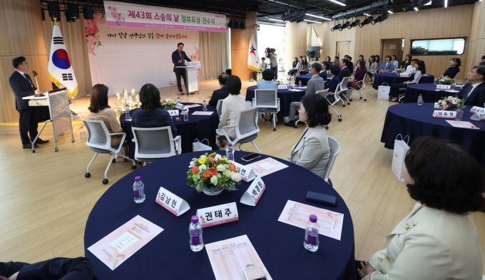 임태희 경기도교육감은 남부청사에서 진행된 '제43회 스승의 날 정부포상 및 표창장 전수식'에 참석했다. [사진=경기도교육청]