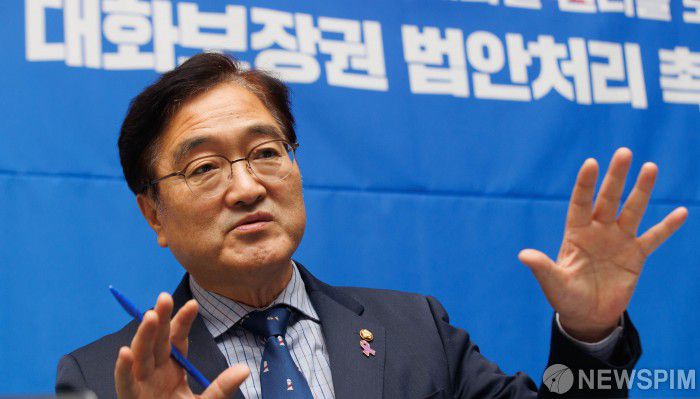 [서울=뉴스핌] 윤창빈 기자 = 우원식 더불어민주당 의원이 7일 오후 서울 여의도 국회 로텐더홀 농성장에서 뉴스핌과 인터뷰를 하고 있다. 2023.12.07 pangbin@newspim.com