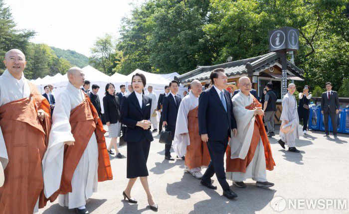 [서울=뉴스핌] 윤석열 대통령과 부인 김건희 여사가 19일 오전 경기 양주시 회암사지 특설무대에서 열린 '회암사 사리 이운 기념 문화축제 및 삼대화상 다례재'에 입장하고 있다. [사진=대통령실]2024.05.19 photo@newspim.com
