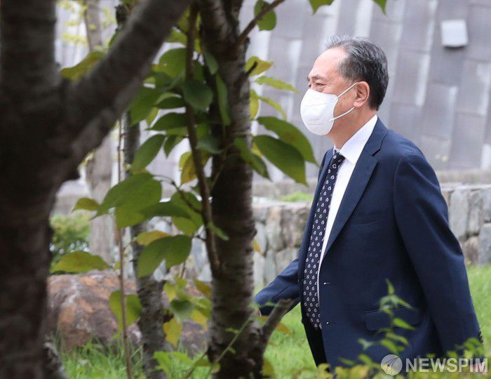 [서울=뉴스핌] 이호형 기자 = 박차훈 새마을금고중앙회장이 지난해 9월 25일 오후 '억대 뒷돈 수수' 혐의에 대한 첫 공판을 받기 위해 서울동부지법에 출석하고 있다.  2023.09.25 leemario@newspim.com