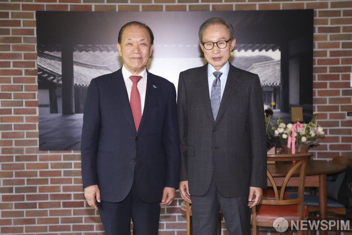 [서울=뉴스핌] 국회사진취재단 = 이명박 전 대통령이 21일 오후 서울 논현동 사저에서 황우여 국민의힘 비상대책위원장과 기념촬영을 하고 있다. 2024.05.21 photo@newspim.com