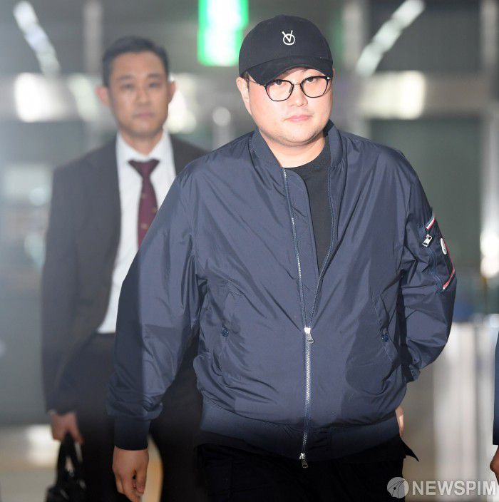 [서울=뉴스핌] 최지환 기자 = 음주 뺑소니 혐의를 받는 트로트 가수 김호중이 21일 오후 서울 강남구 강남경찰서에서 조사를 마치고 경찰서를 나서고 있다. 지하주차장을 통해 취재진을 따돌린 김호중은 오후 4시 경 2시간 가량의 조사를 마쳤으나 경찰이 '비공개 출석' 특혜논란으로 지하주차장 이용을 불허하자 귀가를 거부해왔다. 2024.05.21 choipix16@newspim.com