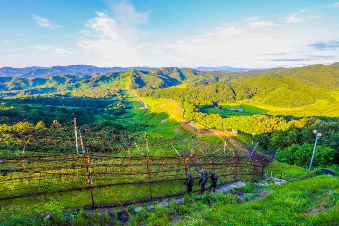 [서울=뉴스핌] 박성준 기자 = 철책을 따라 경계작전을 수행하고 있는 5사단 GOP 장병들 [사진=육군] 2024.05.23 parksj@newspim.com