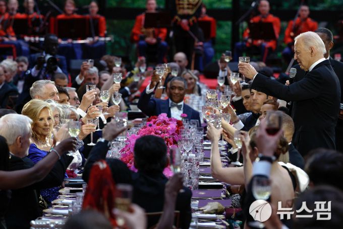 [워싱턴 로이터=뉴스핌] 최원진 기자= 조 바이든 미국 대통령이 23일(현지시간) 백악관에서 열린 윌리엄 루토 케냐 대통령 국빈 방문 기념 만찬 행사에서 건배사를 하고 있다. 2024.05.24 wonjc6@newspim.com