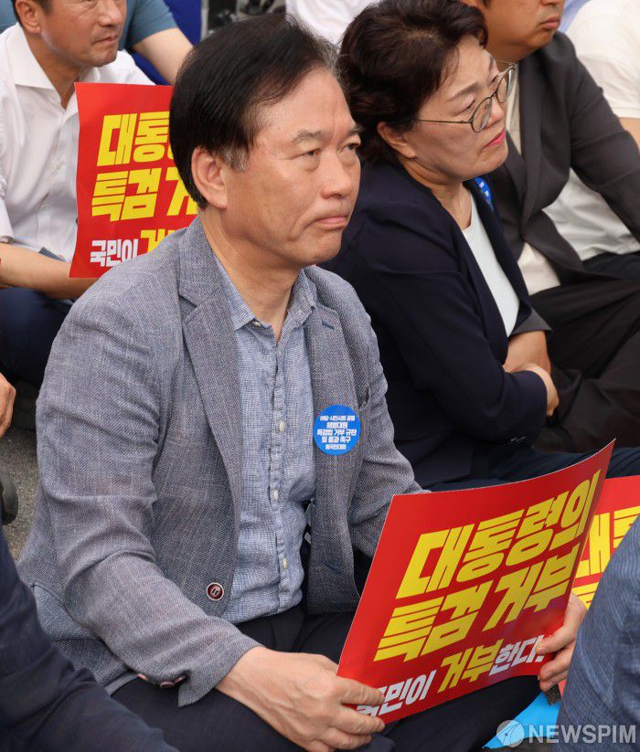 [서울=뉴스핌] 양윤모 기자 =  정태호 더불어민주당 의원이 25일 오후 서울 중구 서울역 인근에서 열린 '해병대원특검법 거부 규탄 및 통과 촉구 범국민대회'에 참석하고 있다.  이자리에는 민주당에서는 이재명 더불어민주당 대표, 박찬대 원내대표 등 지도부와 22대 국회 당선인들, 조국 조국혁신당 대표와 당선인 전원,이석현 새로운미래 비상대책위원장,장혜영 정의당 원내대표 직무대행, 박정훈 전 해병대 수사단장(대령)의 법률대리인 김규현 변호사도 참석했고,개혁신당은 채상병특검법 처리에는 찬성하나 "거리정치에는 동의하기 어렵다"는 이유로 집회에 불참했다. 2024.05.25 yym58@newspim.com