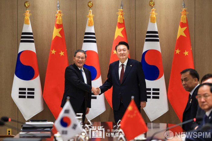 [서울=뉴스핌] 윤석열 대통령이 26일 서울 용산구 대통령실에서 리창 중국 총리와 회담에 앞서 악수하며 기념촬영을 하고 있다. [사진=대통령실]2024.05.26 photo@newspim.com