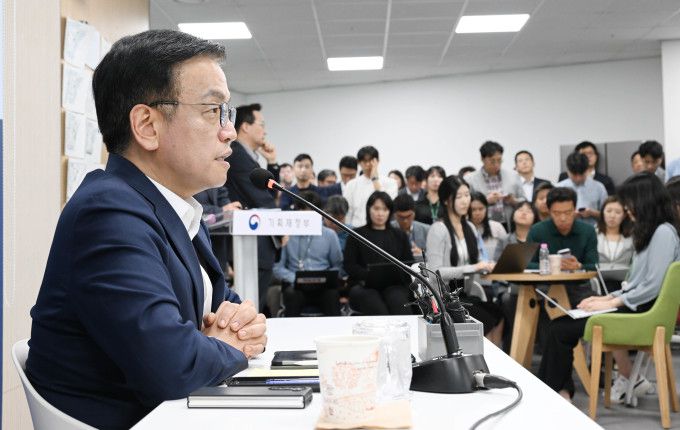 최상목 부총리 겸 기획재정부 장관이 지난 27일 정부세종청사 중앙동 기재부 기자실에서 열린 5월 월례 기자간담회에서 모두발언을 하고 있다 [사진=기획재정부] 2024.05.27 plum@newspim.com 2024.05.28 plum@newspim.com